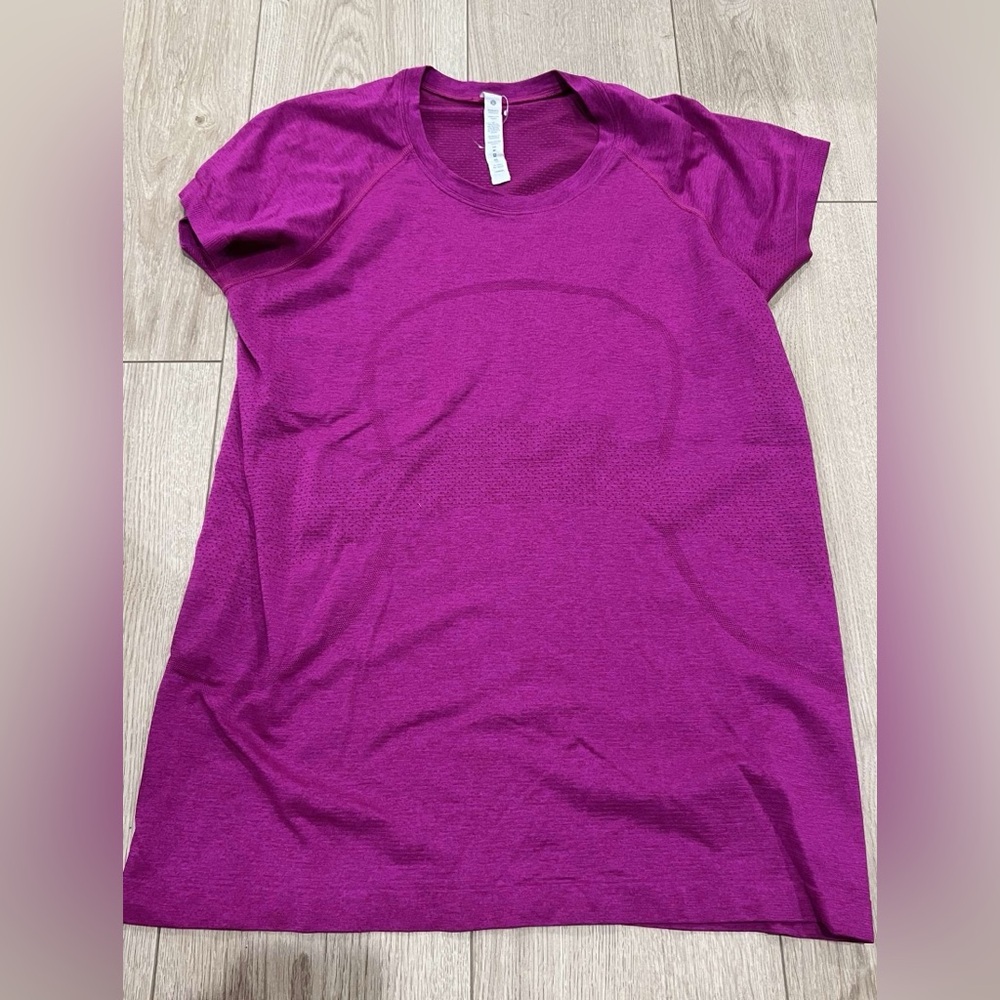 Lululemon Swiftly Tech Short-Sleeve Shirt 2.0
Hip Length - Maroon